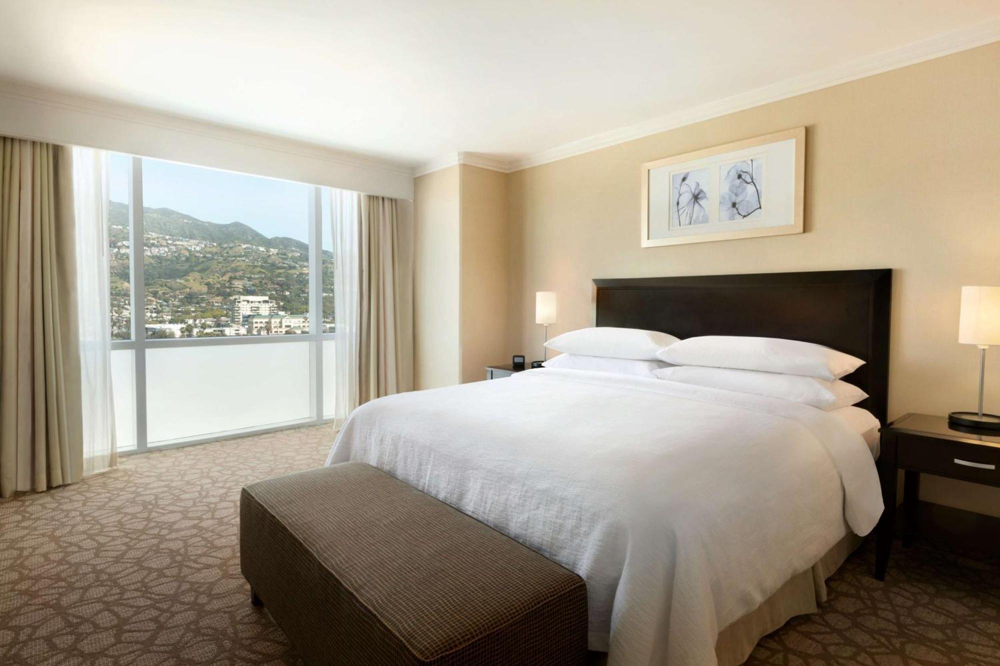 Hotel Embassy Angeles 4*