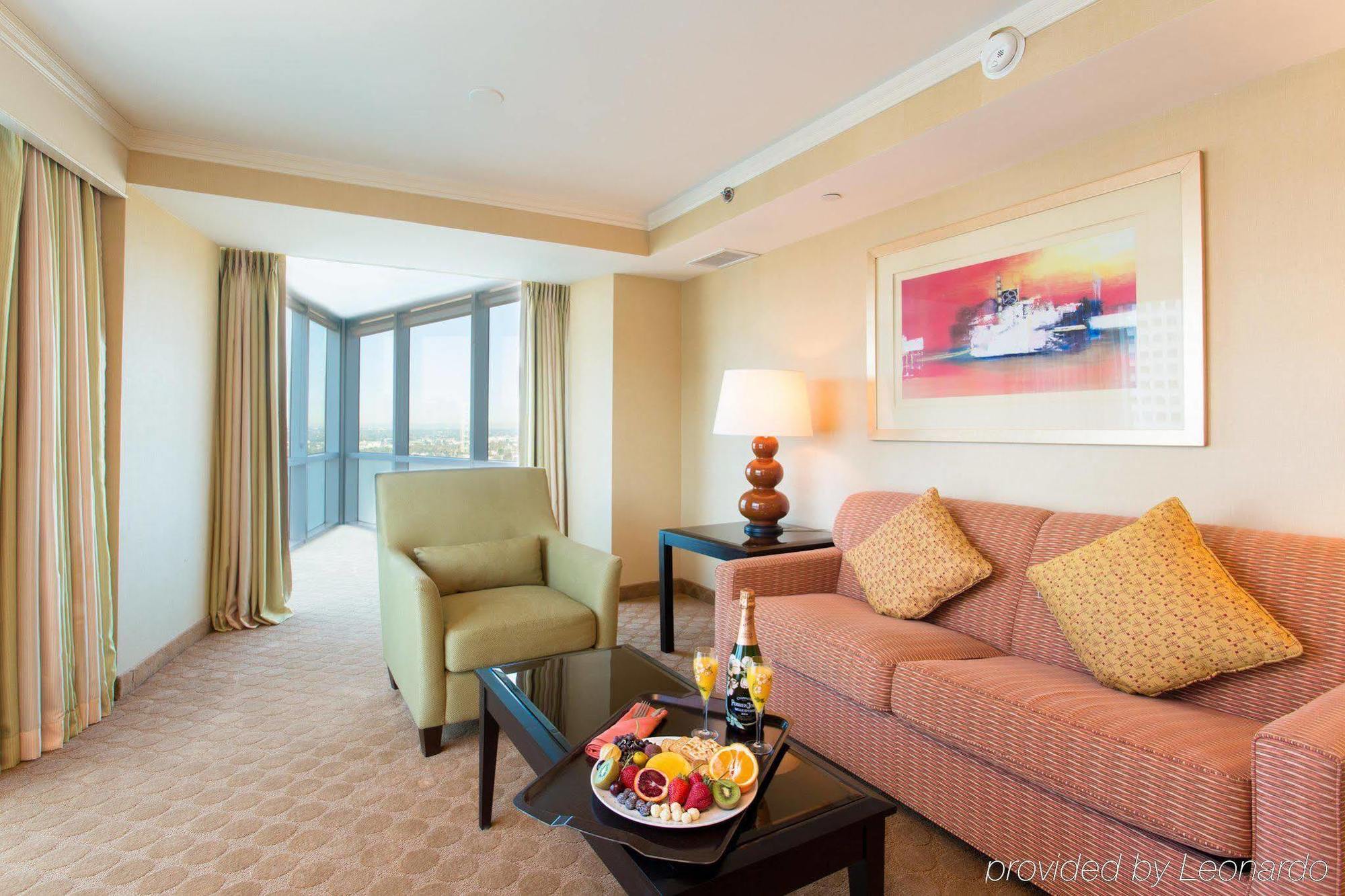 Embassy Angeles 4*